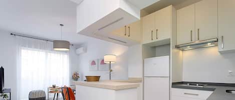 Kühlschrank, Wasserkocher mit Kaffee-/Teezubehör, Esstisch