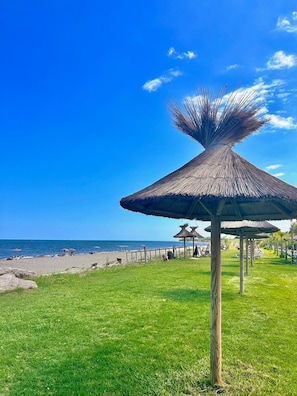 On the beach, sun-loungers, beach umbrellas, beach towels - Hotel San Pellegrino (Penta-di-Casinca)