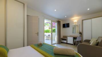 Classic Double Room | Soundproofing, free cribs/infant beds, free WiFi, bed sheets