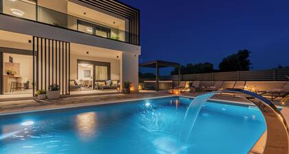 Private & Modern 4BR Villa, Heated Pool, Jacuzzi, and Gaming room, Near Zadar