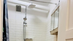 Un bagno con vasca, doccia, lavandino e WC.