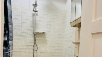 Haartrockner, Handtücher, Seife, Toilettenpapier