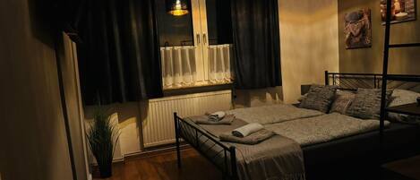 2 makuuhuonetta, silitysrauta/-lauta, vauvan matkasänky, ilmainen Wi-Fi