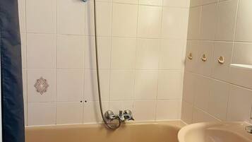 Haartrockner, Handtücher, Seife, Toilettenpapier