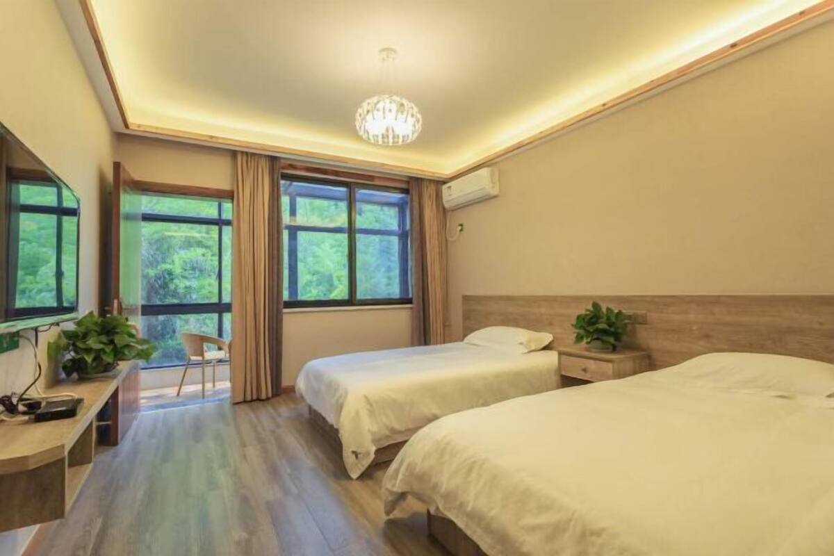 Une chambre avec deux lits, un bureau et une chaise.
