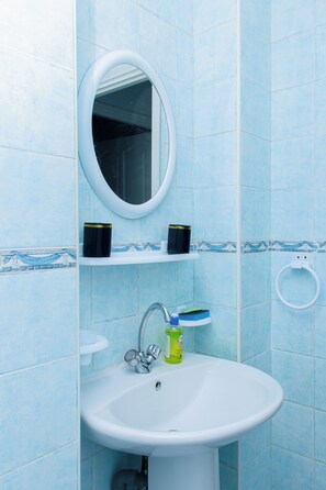 淋浴设施、吹风机、毛巾、肥皂