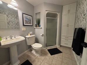 シャワー、ヘアドライヤー、タオル、石鹸