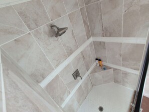 シャワー、ヘアドライヤー、タオル、石鹸