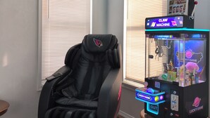 A room with a massage chair, a claw machine, and a window with blinds. - Massage Chair, Tempurpedic Mattress, Amenity Claw Machine, 2 Story Loft House (Long Eddy)