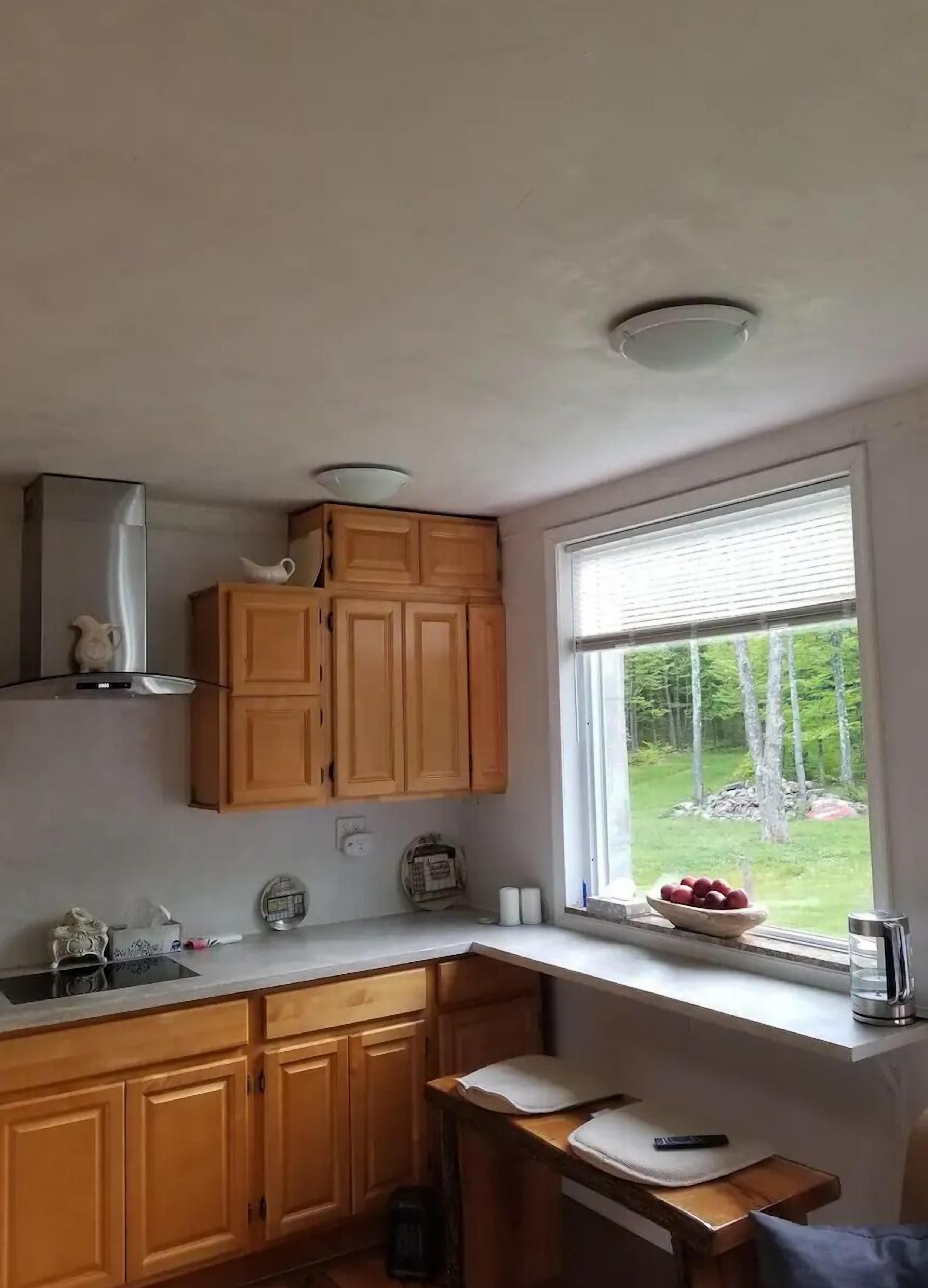 Oven, stovetop, coffee/tea maker, electric kettle