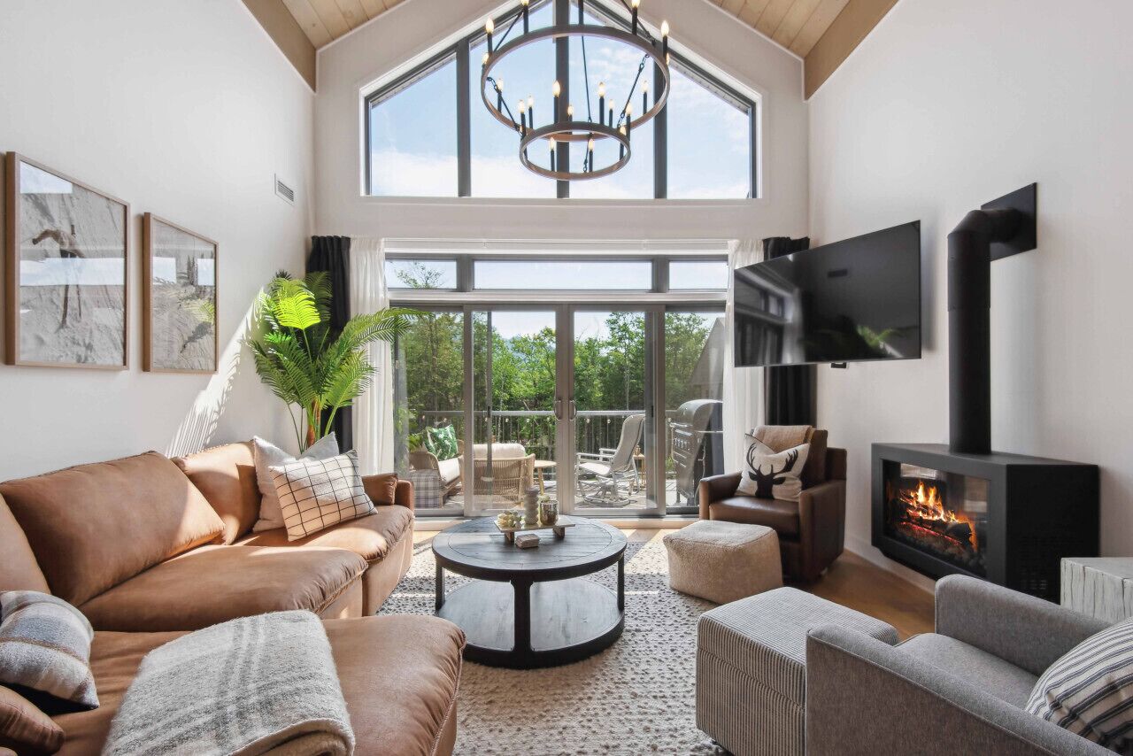 Smart TV, fireplace, stereo