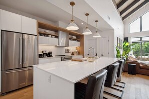 Køleskab, mikrobølgeovn, ovn, kogeplade