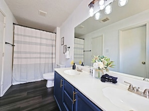 Hair dryer, towels, soap, shampoo - Spacious 4-bedroom home San Antonio. Near Lackland AFB & Seaworld (San Antonio)