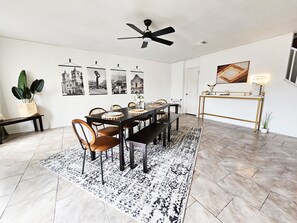 Dining - Spacious 4-bedroom home San Antonio. Near Lackland AFB & Seaworld (San Antonio)