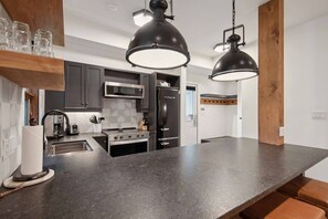 Køleskab, mikrobølgeovn, ovn, kogeplade