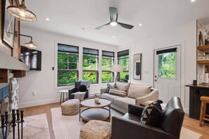 スマートテレビ、暖炉、ステレオ