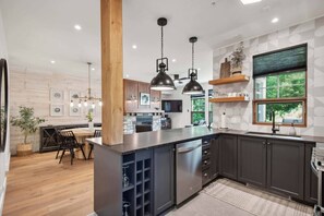 冷蔵庫、電子レンジ、オーブン、コンロ