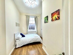 2 عدّة غرف نوم ومكتب ومكواة/لوح كي وواي فاي