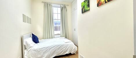 2 bedrooms, desk, iron/ironing board, WiFi