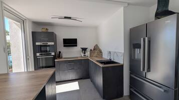 Een koelkast, een microgolfoven, een oven, een kookplaat