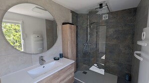 Dusche, Haartrockner, Handtücher, Toilettenpapier