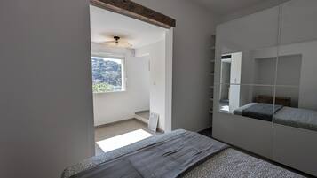 2 slaapkamers, een strijkplank/strijkijzer, gratis wifi, beddengoed