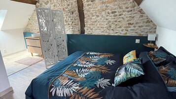 2 habitaciones, tabla de planchar con plancha y ropa de cama