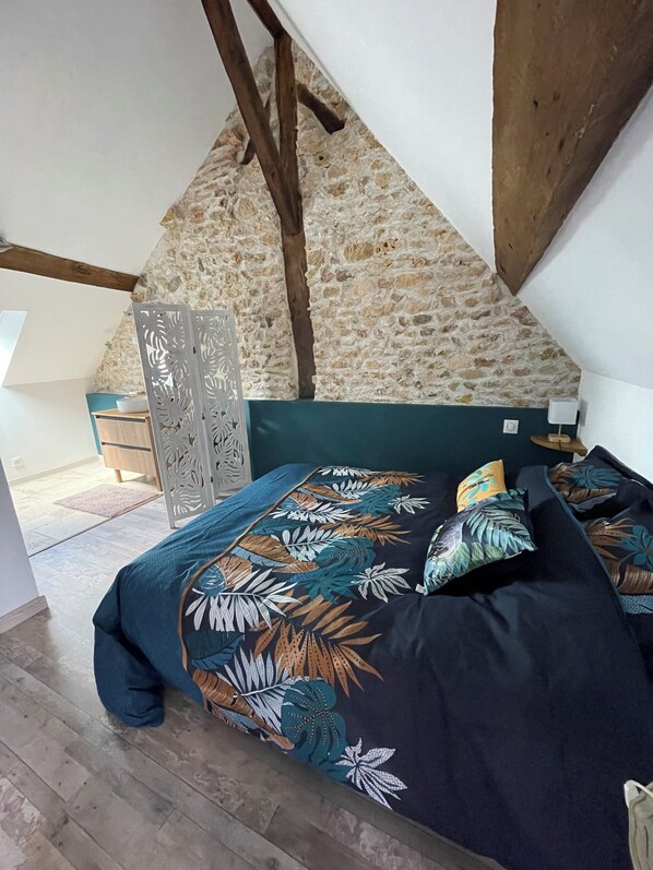 2 bedrooms, iron/ironing board, bed sheets
