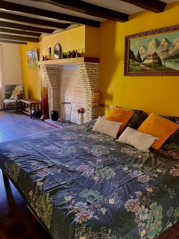 2 bedrooms, iron/ironing board, bed sheets
