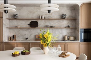 Banque III | Privat køkken | Køleskab/fryser i fuld størrelse, mikrobølgeovn, ovn, kogeplade