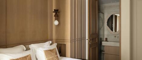 Banque III | Egyptian cotton sheets, premium bedding, in-room safe, laptop workspace