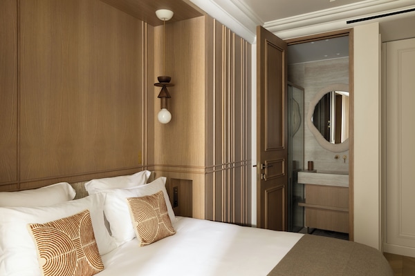 Banque III | Egyptian cotton sheets, premium bedding, in-room safe, laptop workspace