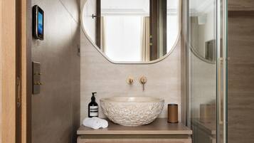Banque II | Bathroom | Shower, rainfall showerhead, designer toiletries, hair dryer
