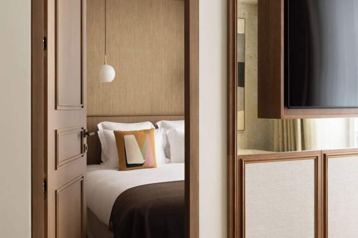 Egyptian cotton sheets, premium bedding, in-room safe, laptop workspace