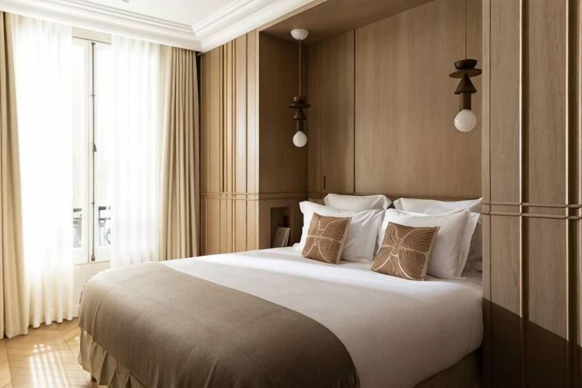 Egyptian cotton sheets, premium bedding, in-room safe, laptop workspace
