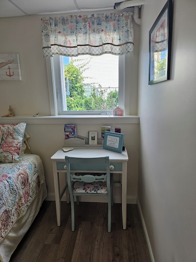 Guest Suite, 1 Bedroom, Living Room, Dining Area, shower, off street parking