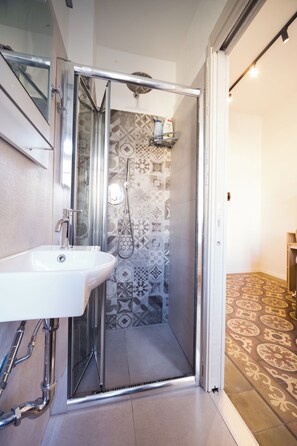 Quarto casal ou duplo conforto | Banheiro | Chuveiro, secador de cabelo, toalhas de banho, sabonete
