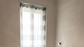 Kamar Double atau Twin Deluks | Brankas, meja kerja, tirai kedap cahaya, dan setrika/meja setrika