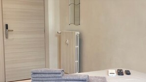 Kamar Double atau Twin Deluks | Brankas, meja kerja, tirai kedap cahaya, dan setrika/meja setrika