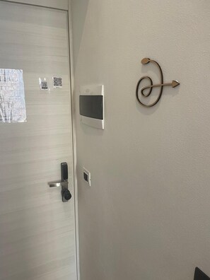 Kamar Double atau Twin Deluks | Brankas, meja kerja, tirai kedap cahaya, dan setrika/meja setrika