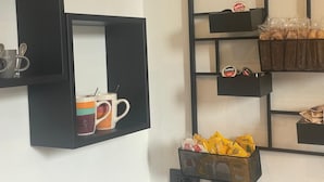 Kamar Double atau Twin Deluks | Brankas, meja kerja, tirai kedap cahaya, dan setrika/meja setrika