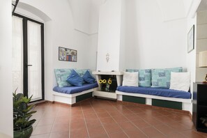 Appartement | Woonruimte | Een 35-inch televisie met digitale zenders