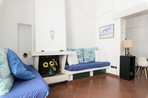 Appartement | Woonruimte | Een 35-inch televisie met digitale zenders