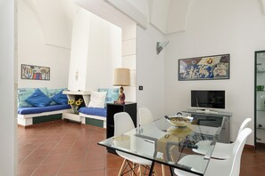 Appartement | Woonruimte | Een 35-inch televisie met digitale zenders