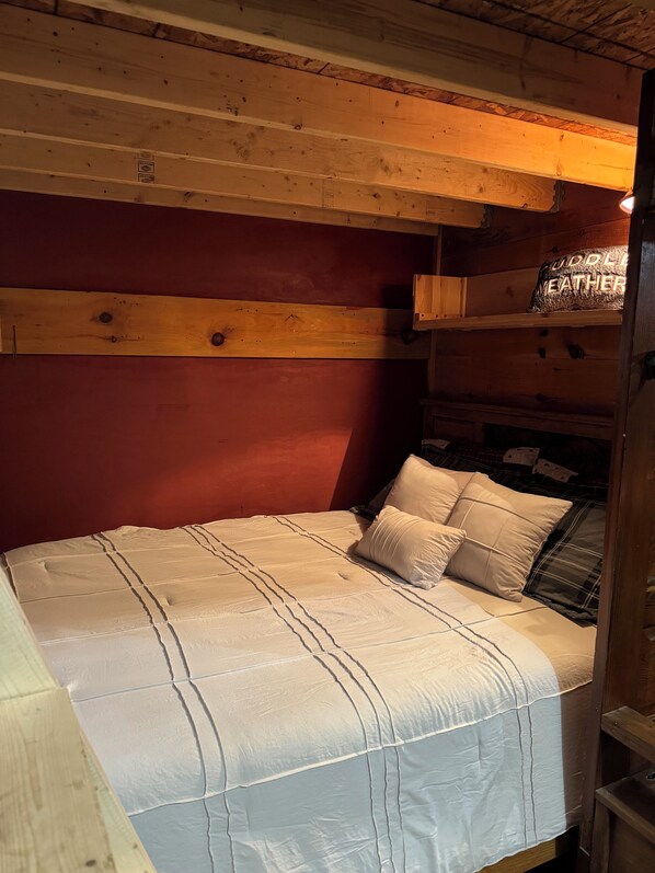 2 bedrooms, travel cot, free WiFi, bed sheets