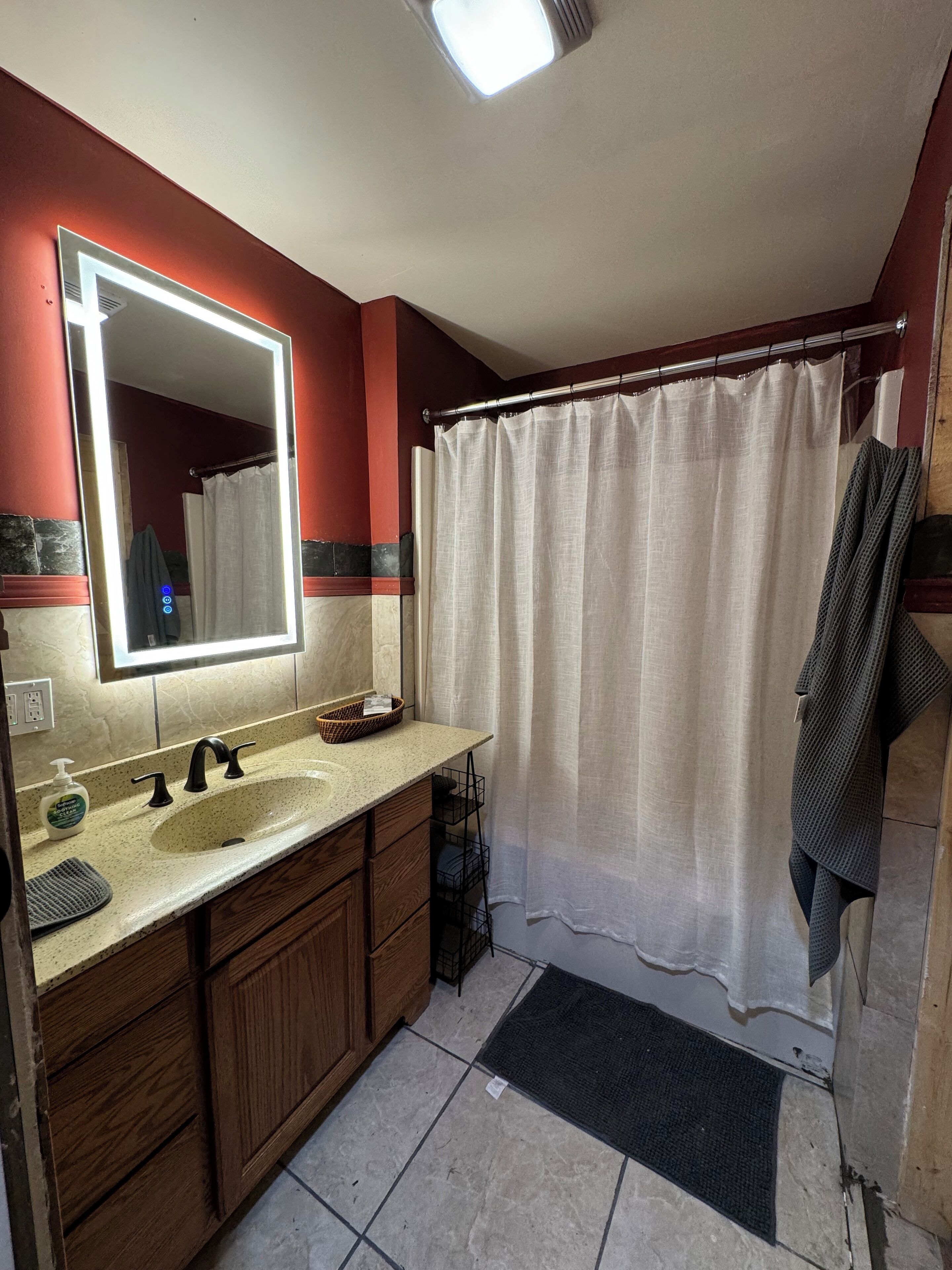 Secadora de cabello, toallas, jabón, shampoo 