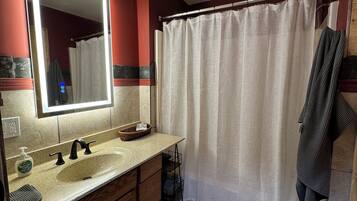 Hiustenkuivaaja, pyyhkeet, saippua, sampoo