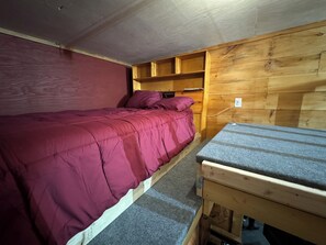 2 bedrooms, travel cot, free WiFi, bed sheets - Barn stay with dairy goats! Your clean cozy spot in the barn is waiting for you (Chelsea)