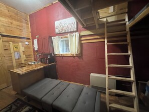 Smart TV, books - Barn stay with dairy goats! Your clean cozy spot in the barn is waiting for you (Chelsea)