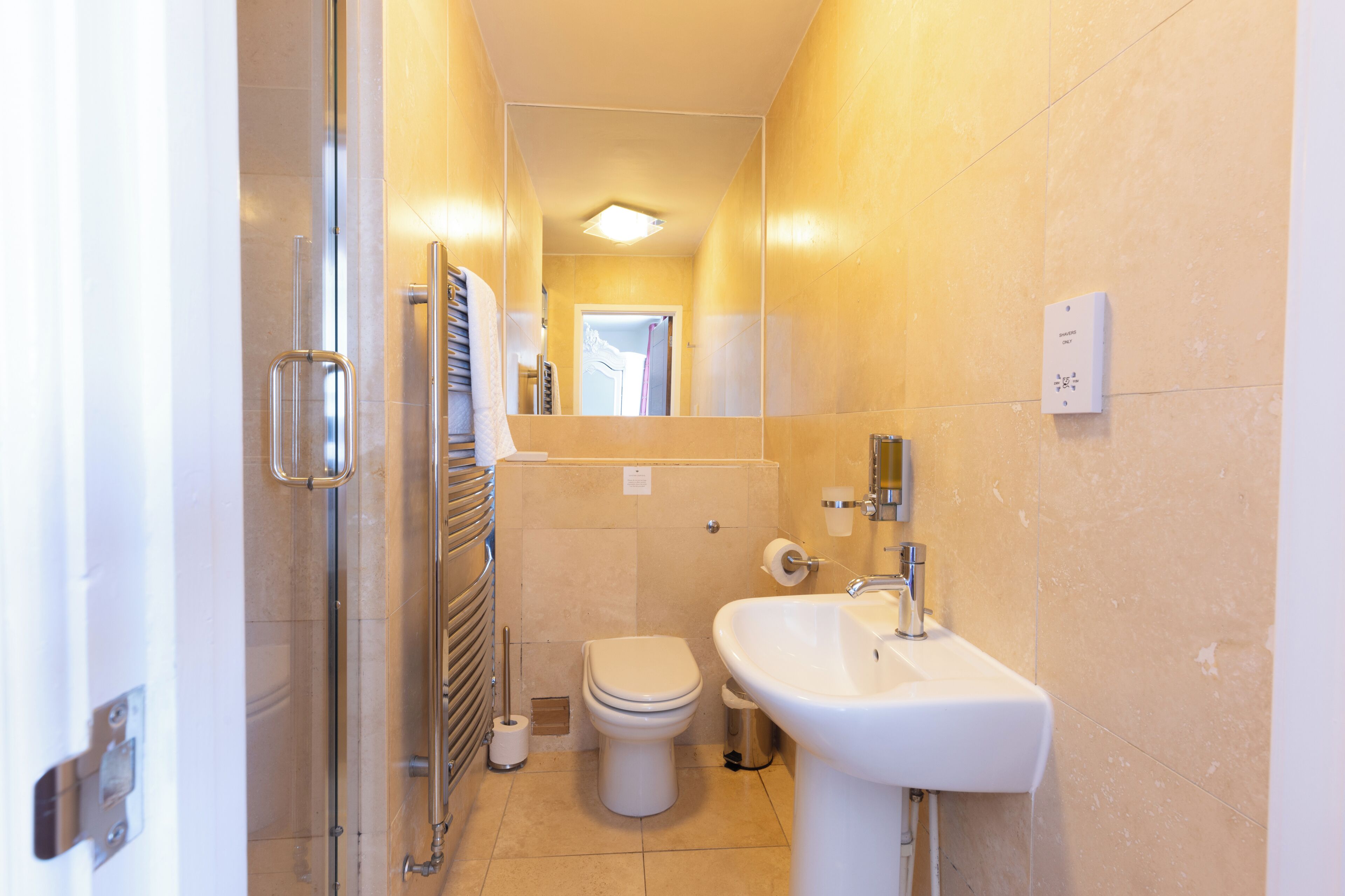 Ein kleines Badezimmer mit Toilette, Waschbecken und Dusche.